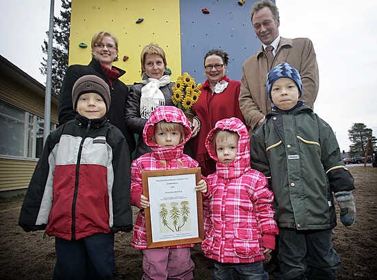 Pohjois-Iin kyläläiset Kaija Paasovaara (takana vas.), Meeri Simonen, Anita Sievänen ja Jouni Mähönen iloitsevat kylän saamasta kunniasta. Sisarusparvi Paulus (vas.), Maaria, Emilia ja Petrus Kinnunen esittelevät tunnustuksesta saatua kunniakirjaa.