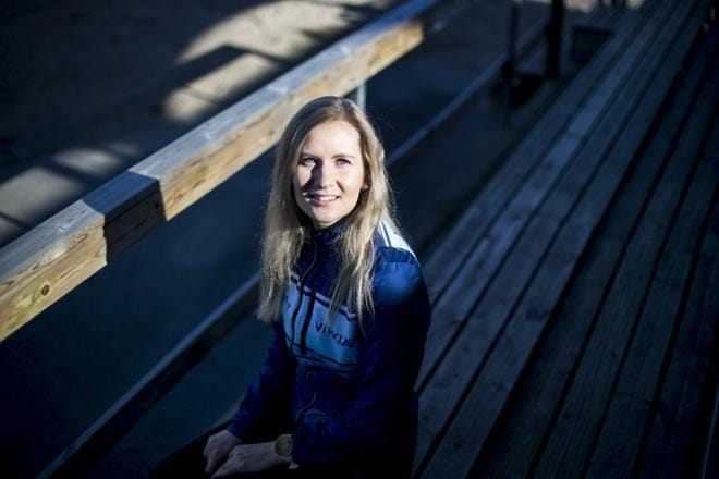 Eveliina Topparin mukaan olisi hienoa, jos jokainen pystyisi olemaan aito myös sosiaalisessa mediassa. Nykyään se on täynnä positiivisuutta, sillä harvoin kukaan kertoo itsestään negatiivista, vaikka olisi oikeasti paha olo. Lapsena kotitöistä innostunut Toppari on itse ollut avoin ja on kertonut masennuksestaan muun muassa blogissaan. KUVAT: KRISTA LUOMA