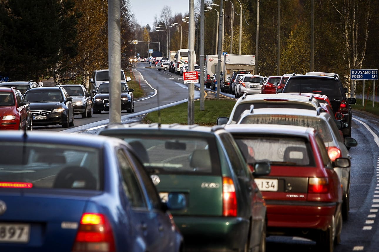 Suomalaiset ajavat väsyneempinä ja useammian kännykkä kourassa kuin muaalla.