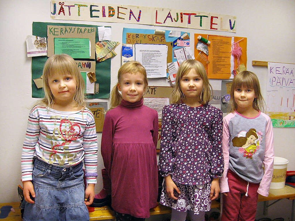 Eskarilaiset Linnea (vas.), Saana, Silja ja Petra tietävät, miten jätteitä kierrätetään.