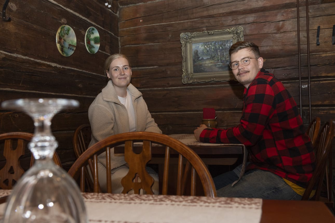 Lahtelaiset Liisa Minkkinen ja Petteri Penkari poikkesivat ohikulkumatkalla syömään Oulussa Sokeri-Jussin Kievarissa. He arvelivat, että Lahdessa on enemmän ravintoloita auki sunnuntaisin kuin Oulussa.