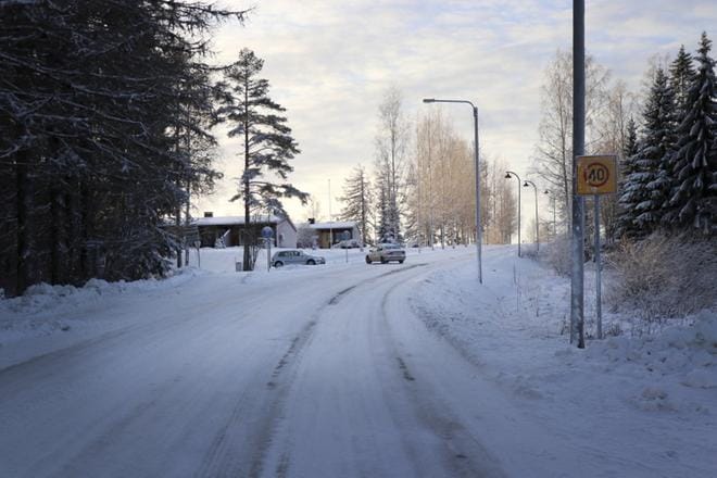 Ensi kesänä tämä kohta näyttää aivan toiselta, sillä kevyen liikenteen väylä tulee kulkemaan tien oikeaa laitaa tästä katsottuna. Investointina se on Soinin kunnan suurin ensi vuonna. KUVA: JOHANNA KATAJA