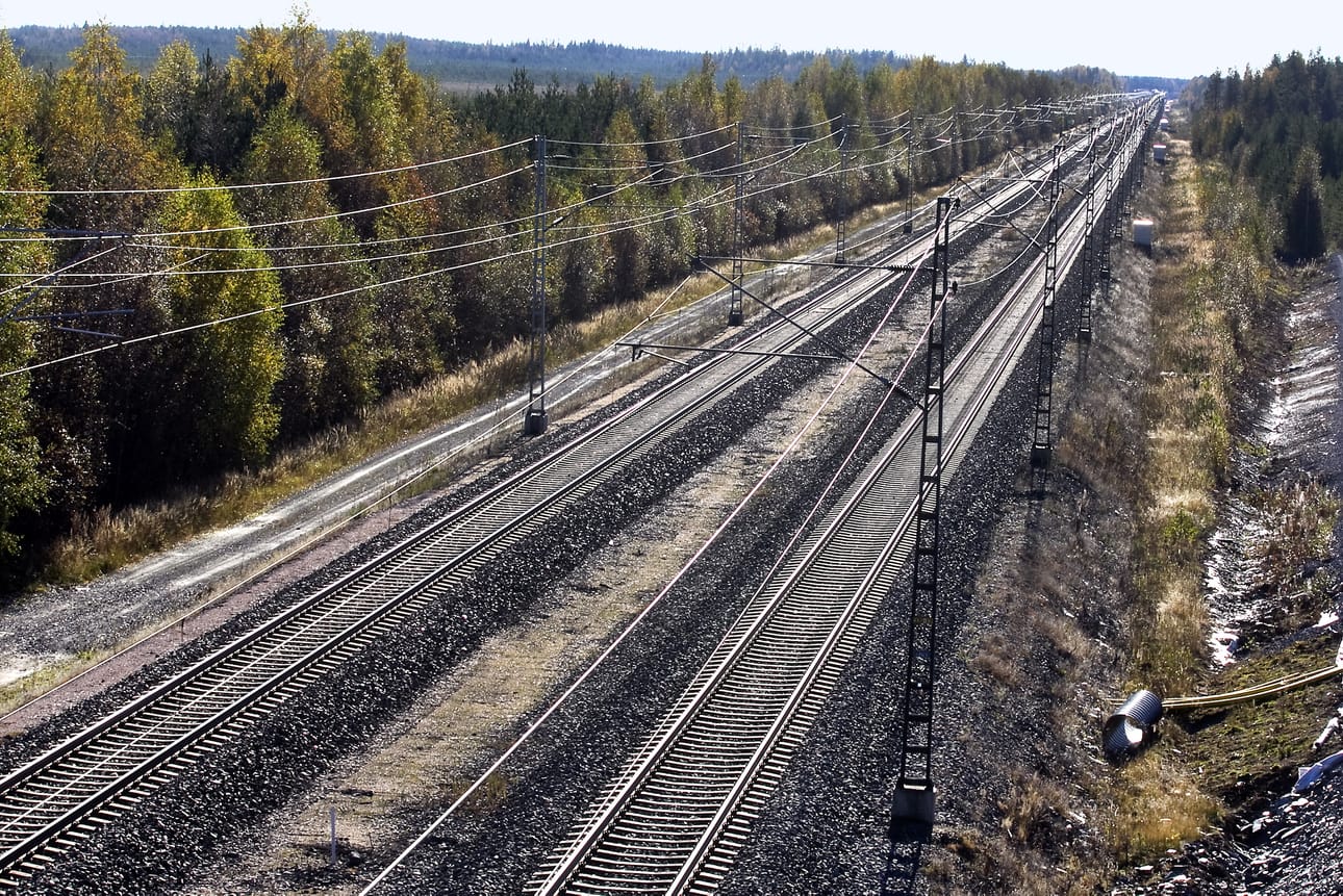 Sairauskohtauksen sattuessa junan konduktööri soittaa hätänumeroon. Yhteistyössä viranomaisten kanssa sovitaan paikka, johon apu saadaan nopeimmin paikalle. Arkistokuva.