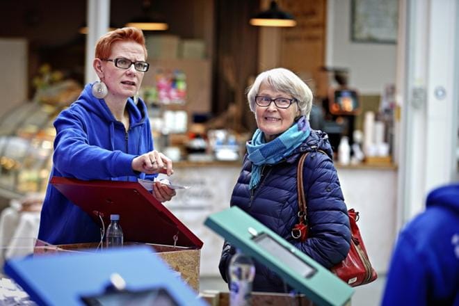 Rauha Karvala innostuu uuden verkkopalvelun mahdollisuuksista, joita hänelle esittelee Tanja Railo valtiovarainministeriöstä. KUVA: KARI LÖFHJELM