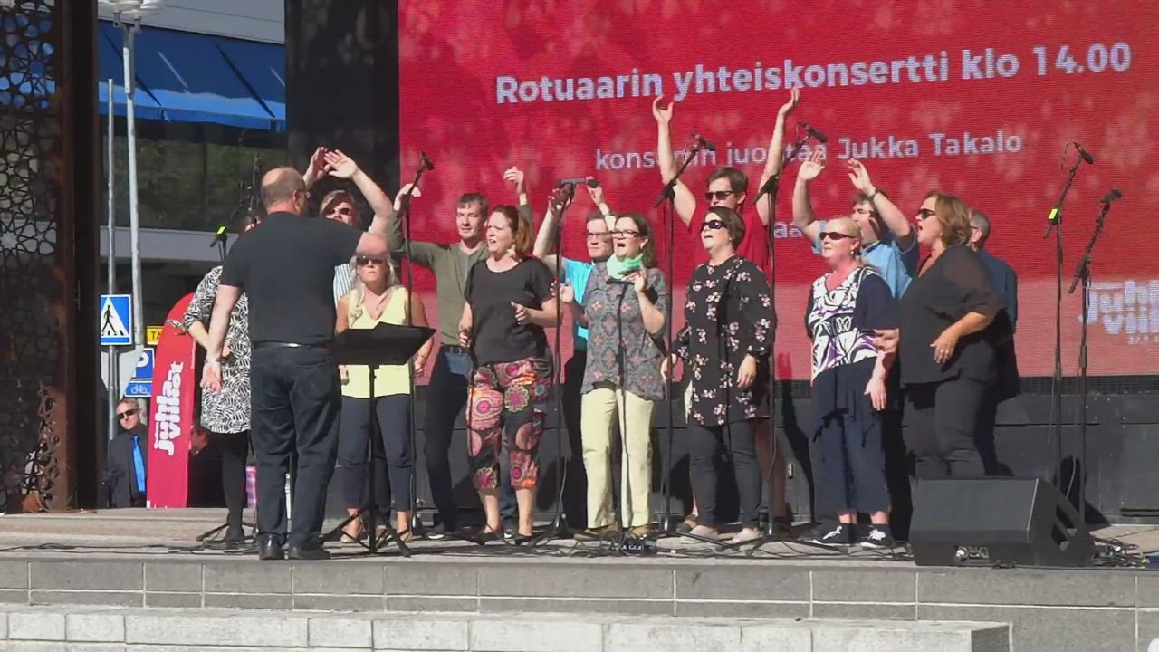 Kuorotapahtuma Rotuaarilla