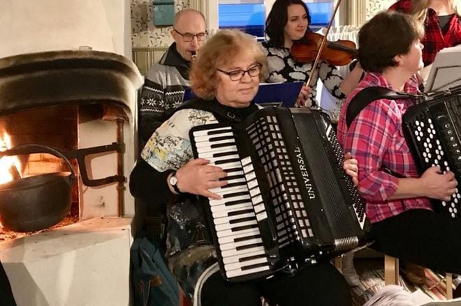 Häjyylyissä kuullaan Alahärmän Pelimannien musisointia. KUVA: AIRI LINNAN ARKISTO