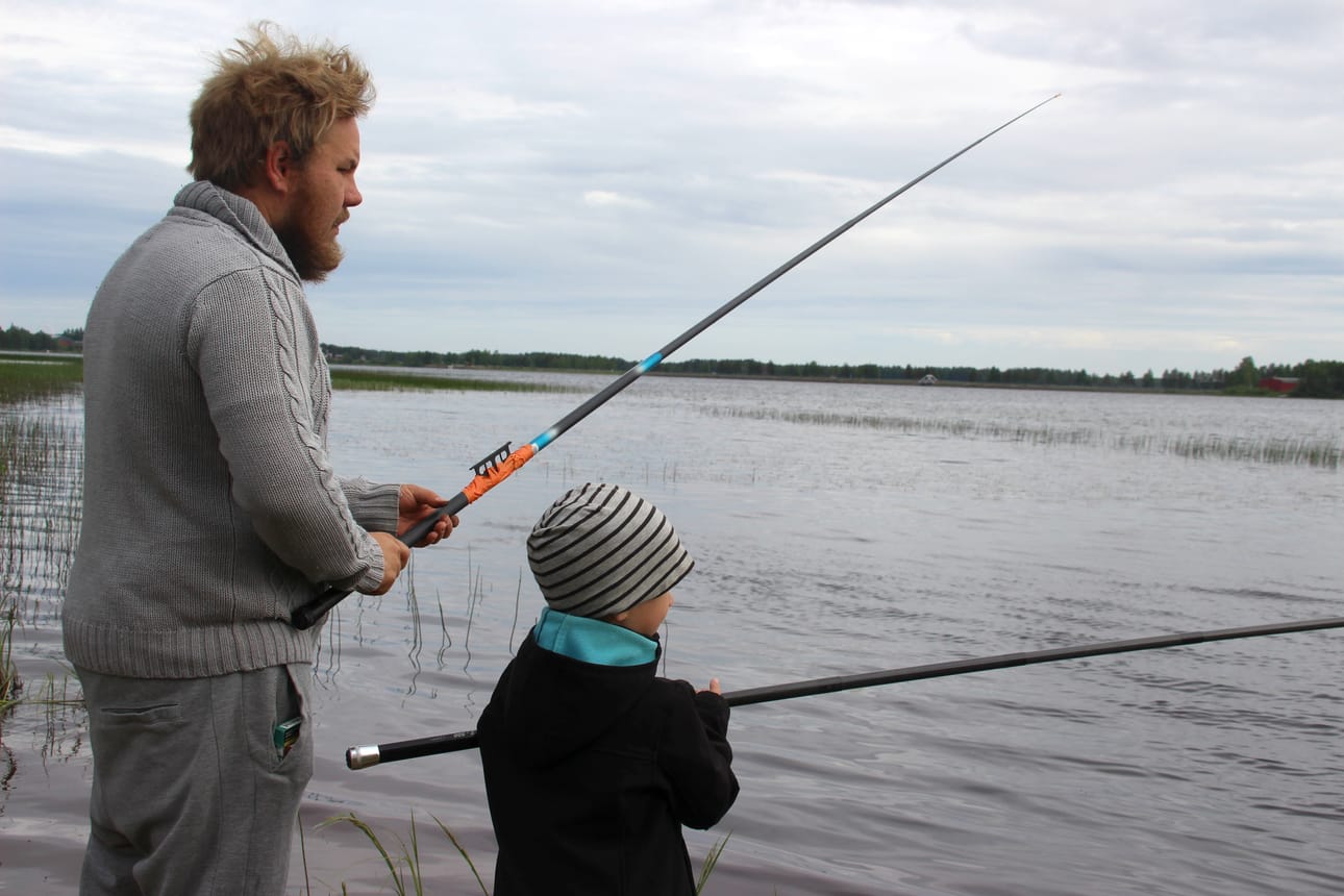 Sami Kamula varmisti kalaonnen ottamalla onkireissulle mukaan apulaisen, 5-vuotiaan Eevertin.