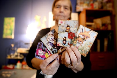 Oulunsalolainen Ulla Sauvola hurahti ATC-taidekortteihin – kortteja vaihdellaan harrastajien kesken ympäri maailmaa