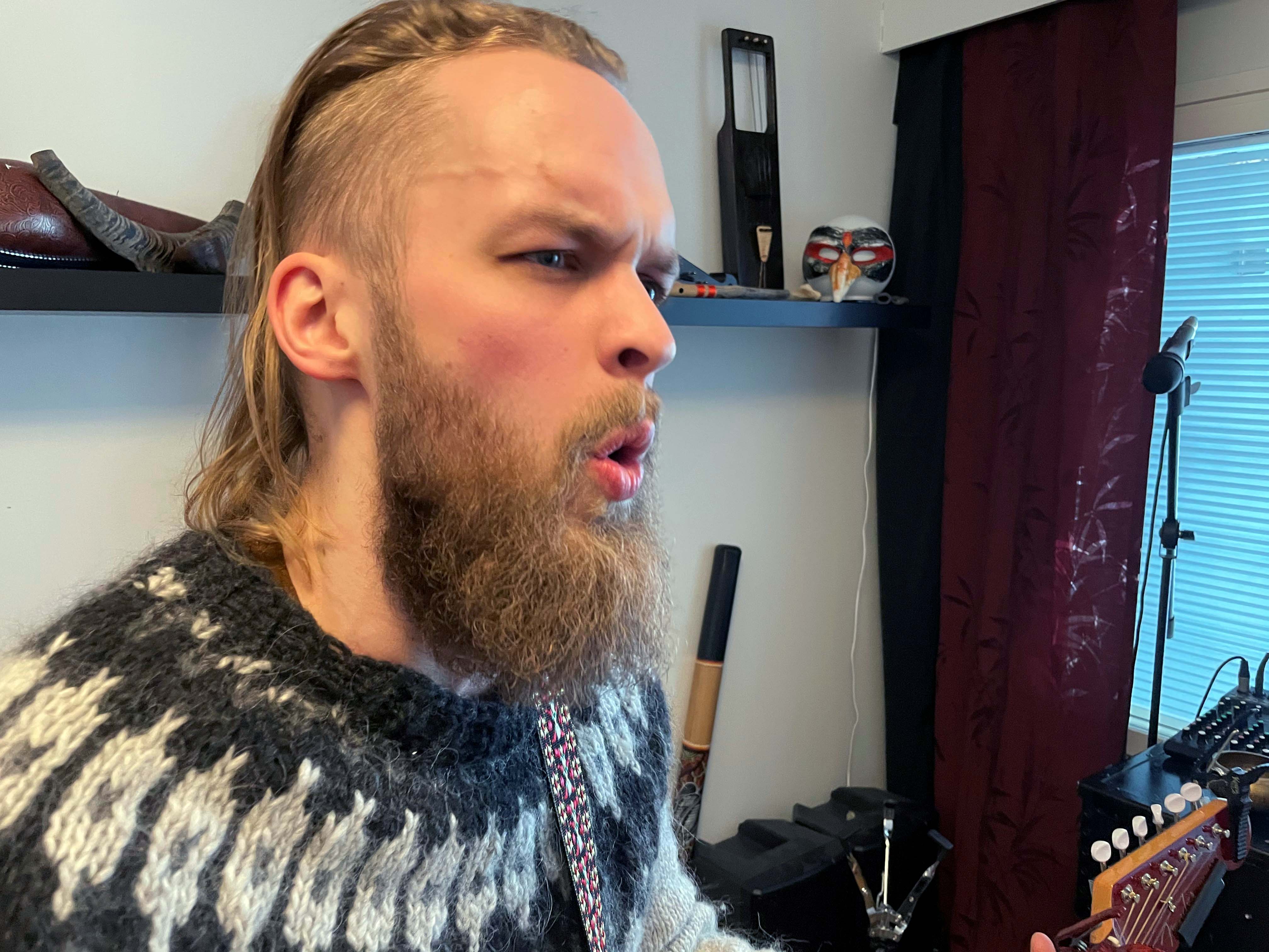 Kempeleessä hierontayrittäjänä toimiva Aki Vähäsarja soittaa keikoillaan jopa 15 eri soitinta – katso miten artistinimellä Hämy etnistä musiikkia tekevä mies laulaa kurkkulaulua ja pistää jouhikon soimaan