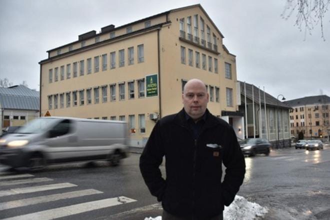 Jugend-hotellin uusi omistaja Anders Högberg aikoo kehittää taustalla näkyvän hotellin ruokapuolta ja tapahtumatarjontaa. KUVA: TAPIO LEHTINEN