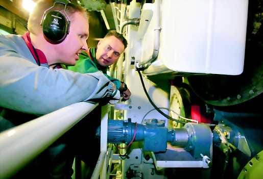 Viikon urakka kohta valmis. Metso Paperin starttari Timo Häkkinen (takana) ja Stora-Enson paperimies Jukka Räsänen seurasivat remontissa olleen paperikoneen käynnistymistä.