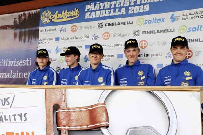 Seinäjoen Itä-Länsi-otteluun lähtevät Ankkureitten B-poikajoukkueen pelaajat haastateltavina Kitron stadionilla, vas. Antton Peltomäki, Elmeri Koivusalmi, Eemil Peltomäki, Tuukka Etula ja Martti Viitasalo. KUVA: SARI HEINILÄ