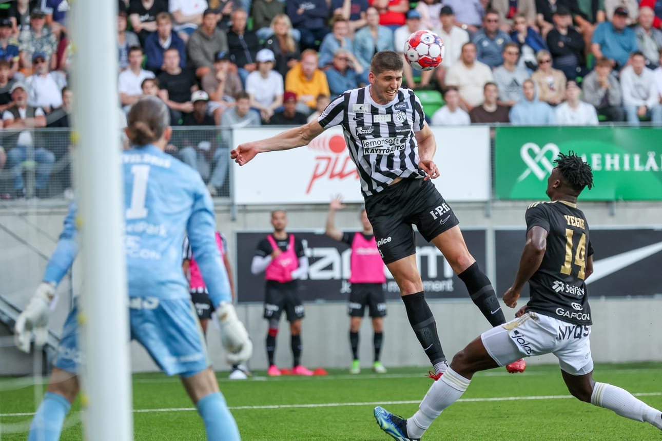 Harry Sawyerin puskema maali sai vaasalaisyleisön onnensa kukkuloille.