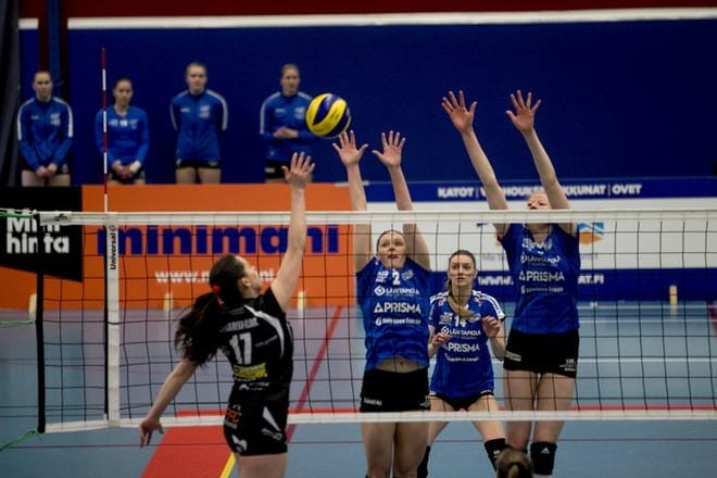 Jymyn Annina Keinonen ja Lydia DeWeese torjumassa LP Viestin Lena Lymareva-Flinkin hyökkäystä. Tilannetta seurasi Maja Krljic. KUVAT: JAAKKO ELENIUS