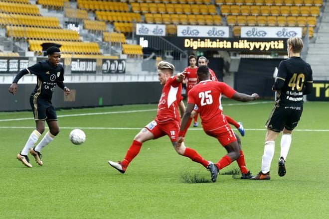 TP-47:n Jesse Oinas ja Thomas-Sebora Koroma yrittävät estää SJK 2:n Robbie Malolon (vas.) ja Joonas Sundmanin pelinrakentelua. KUVA: JOUKO HÄNNINEN