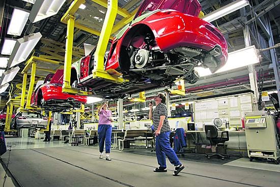 Porsche-autojen laatu tarkastetaan moneen kertaan Uudenkaupungin autotehtaan tuotantolinjalla. Boxster alkaa olla laadunmittaajien Marjatta Lehtosen (vas.) ja Helinä Kurosenlamppujen valokeilassa loppusuoralla.