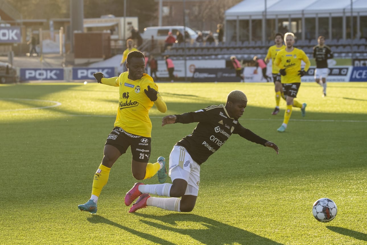 KuPSin Clinton Antwi ja SJK:n Srge Atakayi kamppailivat tiukasti pallosta 15. huhtikuuta. KuPS voitti ottelun 2–0. Arkistokuva.
