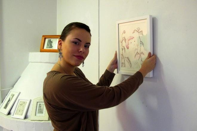 Kauhavalaislähtöinen kuvataiteilija Emma Peura ripusti ensimmäistä yksityisnäyttelyään Kauhavan taidetalon seinille vuonna 2011. ARKISTOKUVA: ANNA VALLI