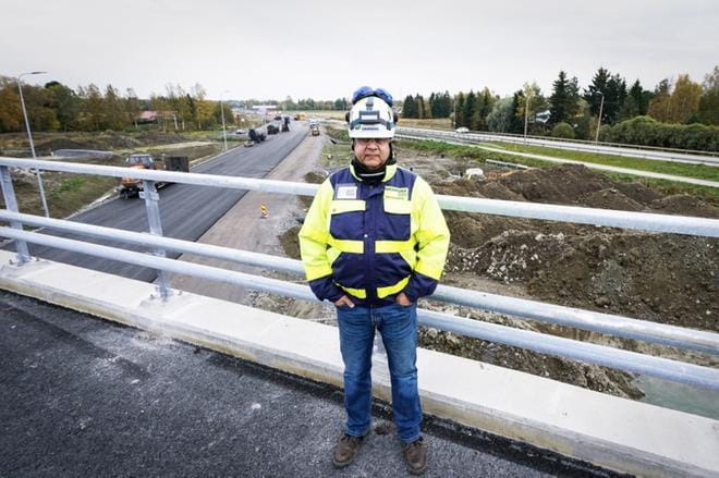 Pääurakoitsija Skanska Infra Oy:n projektipäällikkö Timo Kujanpää lupaa, että Laihian tämänhetkisen tiehankkeen työt ovat valmiina vuoden loppuun mennessä. KUVA: SAMPPA TOIVONEN