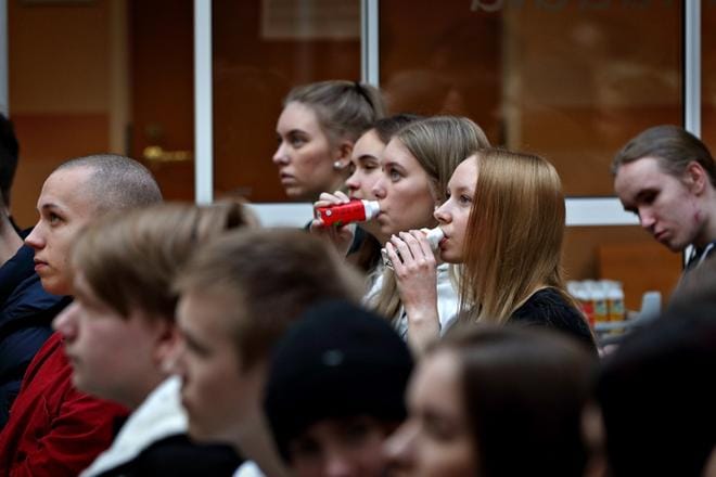 Seinäjoen lukiossa perjantai on normaali koulupäivä. Ilmastokysymyksiä lukiolaiset pohtivat viime viikolla yhdessä Valion kanssa järjestetyssä maidontuotantopaneelissa.