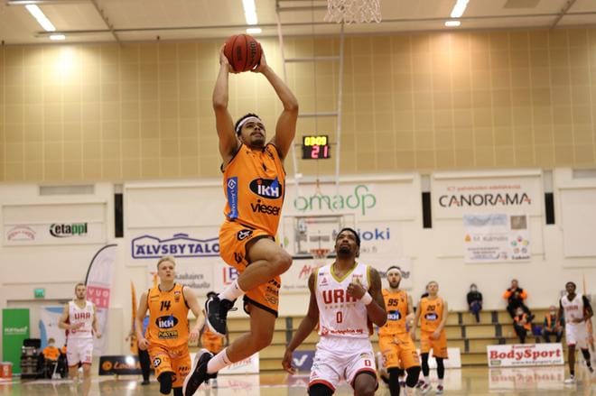 Kauhajoen Collin Malcolm donkkaa Ura Basketin Kevin Bracy-Davisin seuratessa vierestä. KUVA: ERKKI HAUTAVIITA