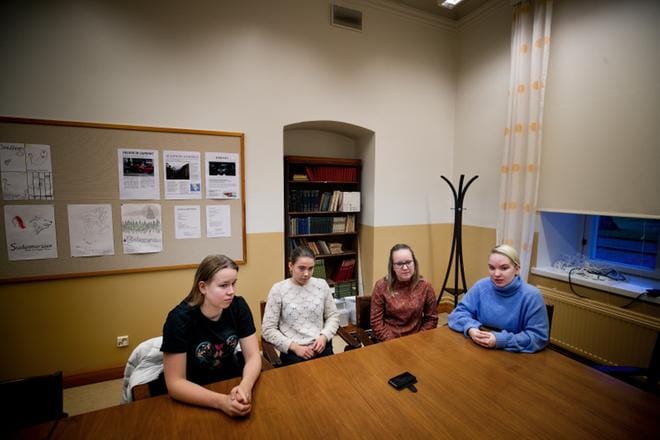 Fanny Kesti (vasemmalla), Ellen Sahlström, Elin Enqvist ja Bella Paasimäki tulivat julkisuuteen kertomaan koulun häirintätapauksista. He saivat vuorokaudessa tuhannet suomenruotsalaiset naiset mukaan torjumaan häirintää. KUVA: Jaakko Elenius