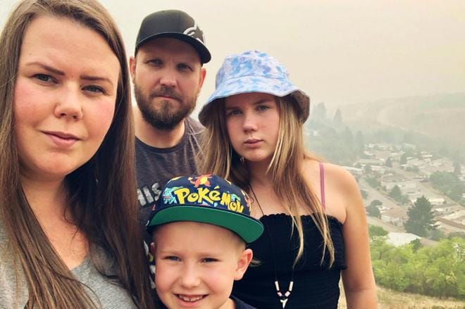 Sarah ja Tomi Rahkola, sekä 11-vuotias tytär Leah ja 7-vuotias poika Ruben joutuivat jättämään kotinsa maastopalojen tieltä. Kuvat: Sarah Rahkolan kotialbumi