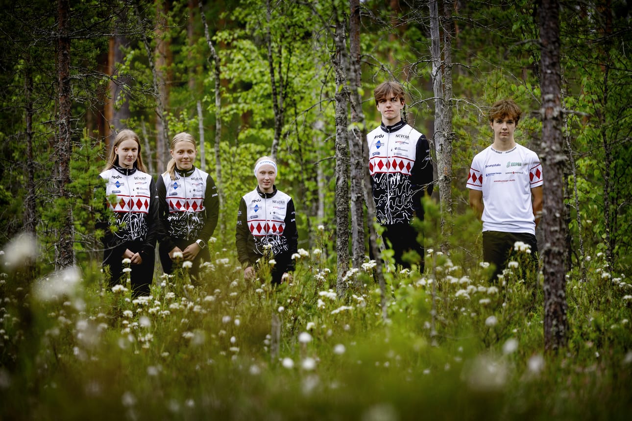 Nea Luhtasaari (vas.), Saara Saranpää, Kerttu Rajala, Ville Lemberg ja Roope Lemberg kuuluvat Rasti-Jussien nuoriin lupauksiin.