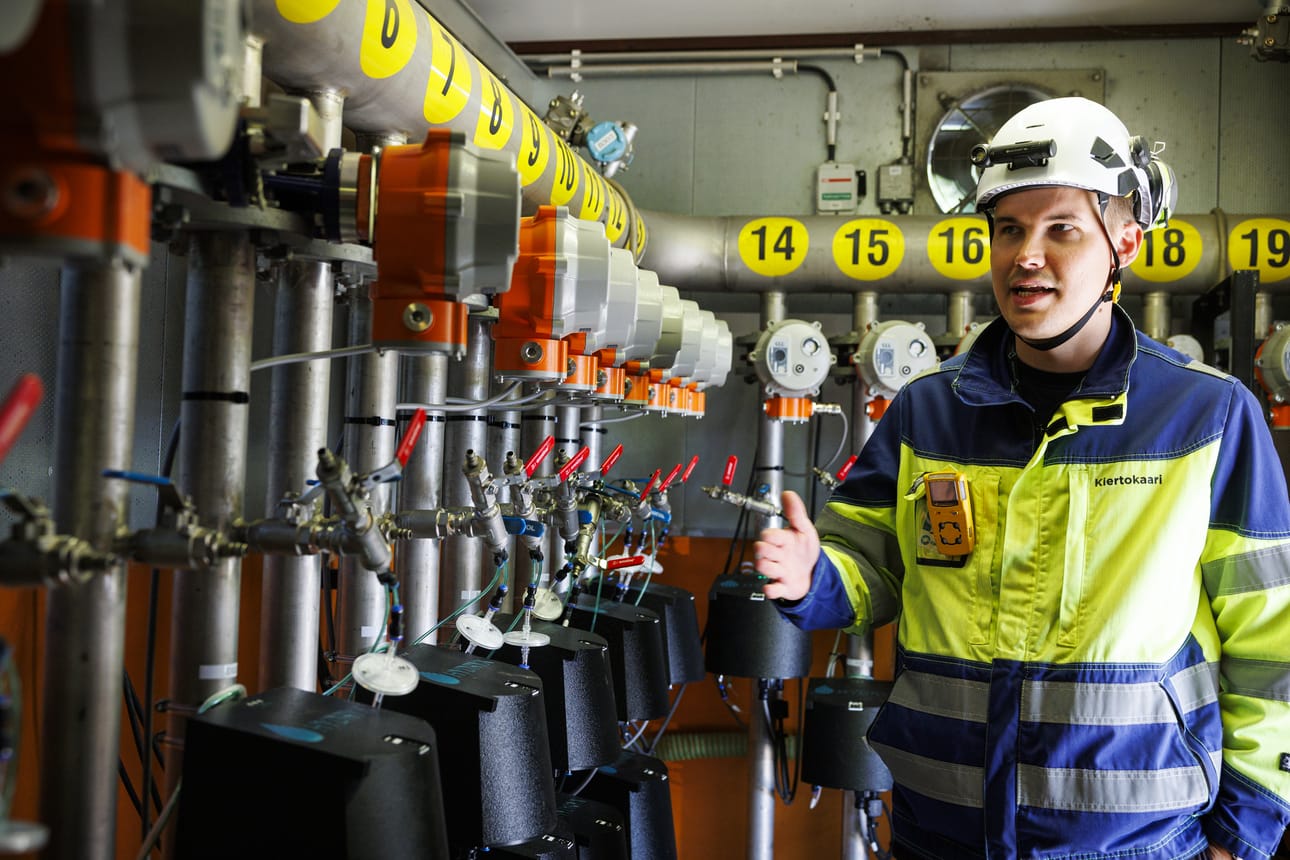 Ruskotunturin sisältä tulee parikymmentä kaasuputkea pumppaamoon. Niitä ohjaa nyt hollantilaisen Hydryxin uusi tekniikka mustissa pömpeleissään, Kiertokaaren projektipäällikkö Tuomas Heikkinen esittelee.