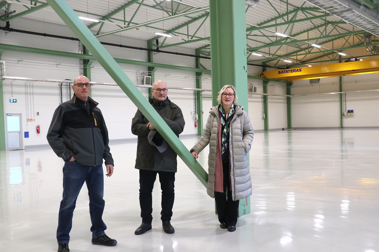 Harri Hakala ja Jouni Hänninen ovat hallin omistavan Luoma-ahon Yritystilat Oy:n hallituksen jäseniä, Mervi Hyvönen yhtiön toimitusjohtaja. Uutuuttaan kiiltävään teollisuushalliin he ovat hyvin tyytyväisiä.