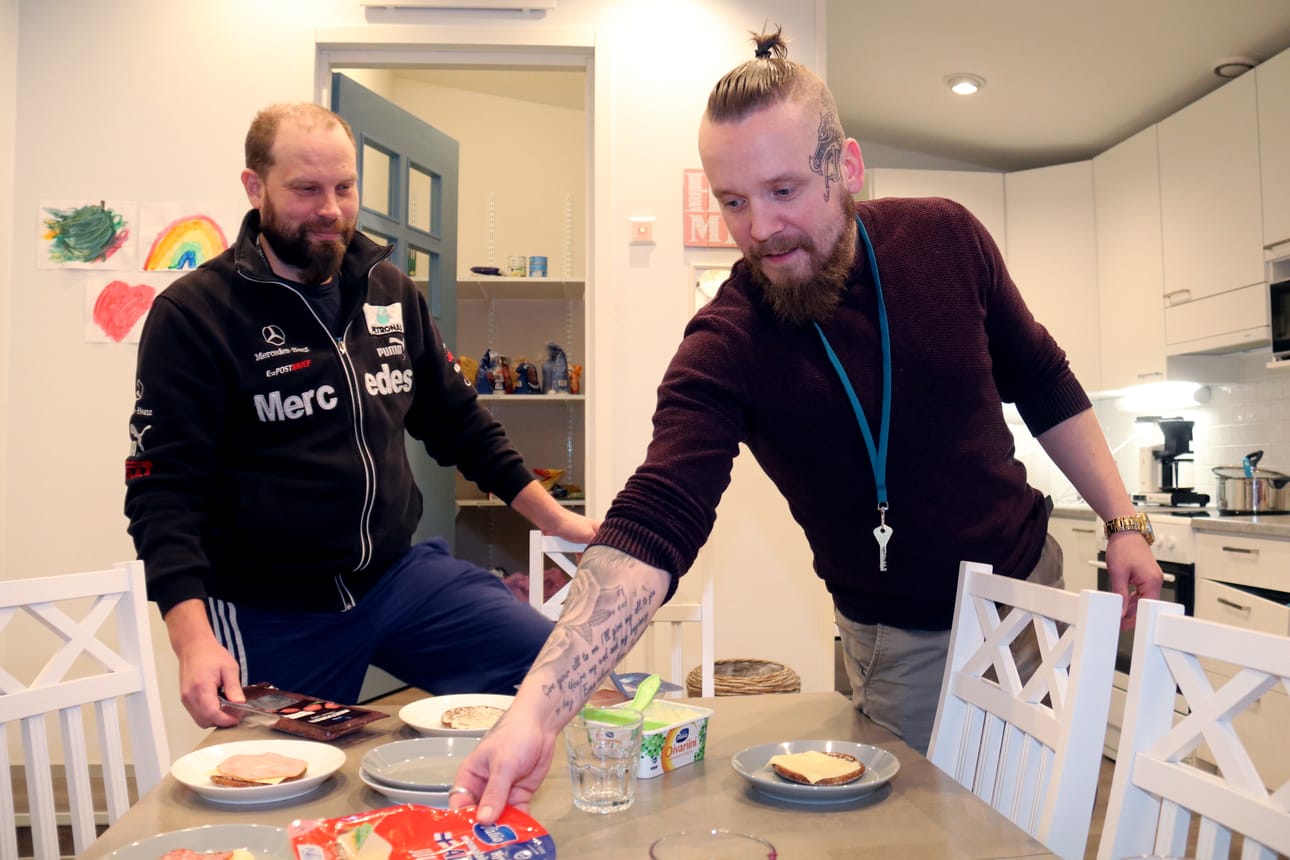 Jaakko Heikkilä vastaa Päivärinteen arjesta ja Tuomo Annala johtaa yksikköä. Miehet kertoivat viime viikolla talon toiminnasta maanantaiaskareidensa lomassa.