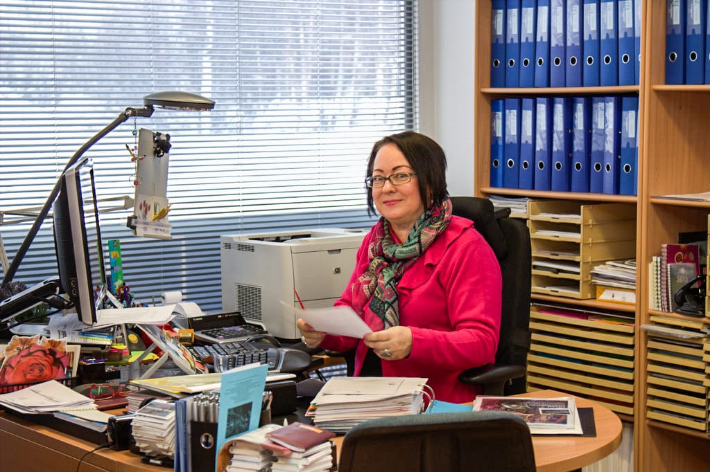Kemiläinen yrittäjä Aulikki Roivanen luotsaa nimeään kantavaa tilitoimistoa; Tilikontrolli Ky Aulikki Roivasta. ”Kun yrittäjä soittaa, hän kysyy usein itse jotakin asiaa kirjanpidosta. Näissä tapauksissa heillä ei yleensä itsellään ole omaa kirjanpitäjää, ja kysymykset ovat omasta ammattinäkökulmastani sellaisia, että osaan vastata niihin lonkalta ja suoraan.”