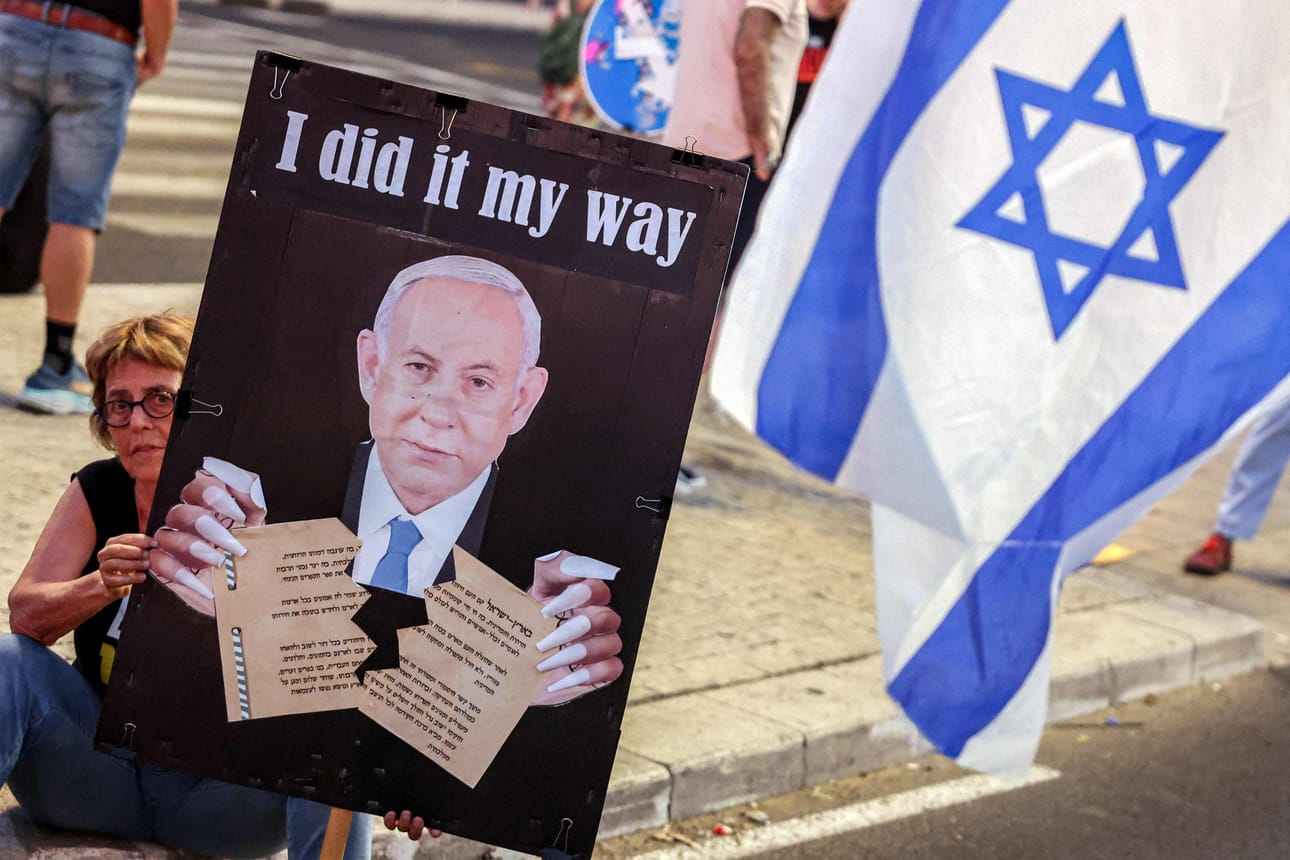Israelissa äärijärjestö Hamasin panttivangeiksi otettujen ihmisten omaiset vaativat, että maan johto saa sovittua äärijärjestö Hamasin kanssa panttivankien turvallisesta palauttamisesta. LEHTIKUVA/AFP