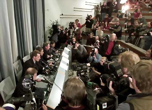 Hiihtoliiton tiedotustilaisuus Hotelli Haagassa Lahden MM-kisojen doping-sotkujen jälkeen.