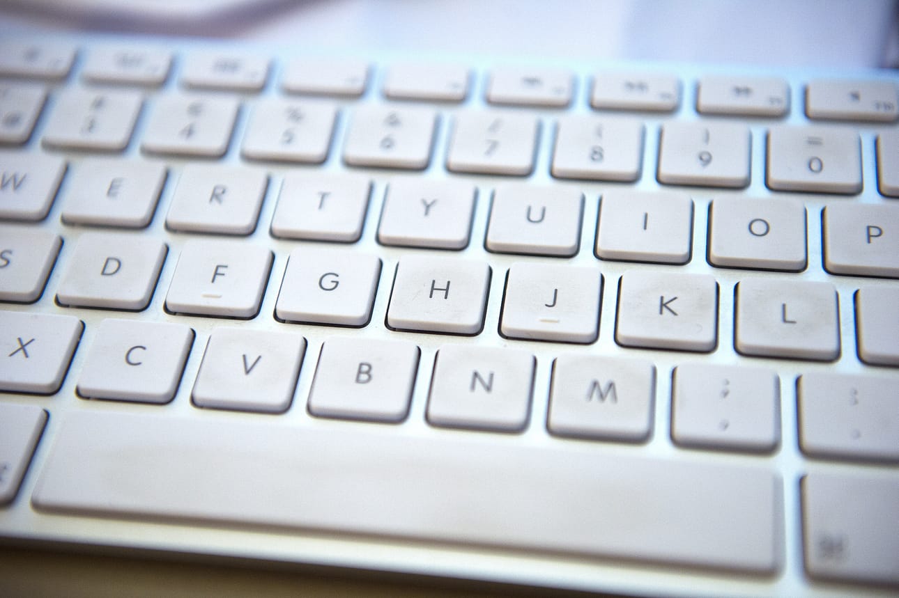 Yritykset etsivät osaajia ulkomaita myöten, sillä Suomesta ei löydy tarpeeksi alan asiantuntijoita.