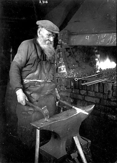 Åströmin konepajalla Oulussa seppänä työskennellyt Matti Hoikka (sd.) valittiin Suomen ensimmäiseen eduskuntaan vuonna 1907. Hän toimi kansanedustaja vuoteen 1913 saakka ja uudelleen vuonna 1917.