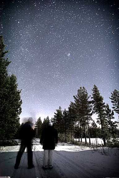Tähtitieteen kansainvälisen vuoden yksi tavoite on lisätä tietoisuutta valosaasteen aiheuttamista ongelmista ja siitä, miten yötaivaan kauneus on pilattu kaupungistumisen myötä. Venus loistaa kilpaa kuunsirpin oikealla puolella Arktosin tähtitornin kupeessa Ruukissa.