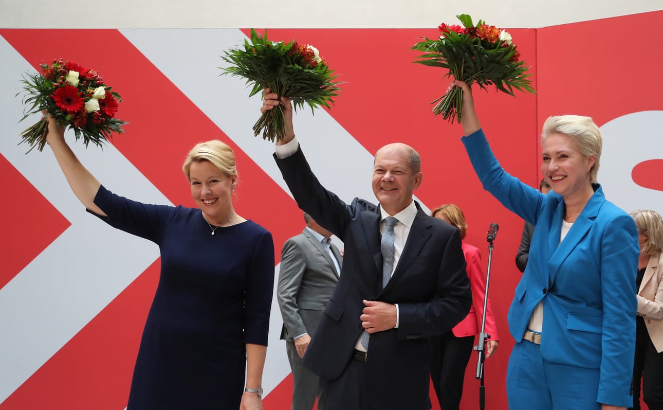Sosiaalidemokraattien SPD:n Olaf Scholz (keskellä) on vahvin ehdokas kansleriksi, jos hän löytää sopivat hallituskumppanit. Hän juhli puoluetovereiden Franziska Giffeyn (vas.) ja Manuela Schwesigin (oik.) kanssa.