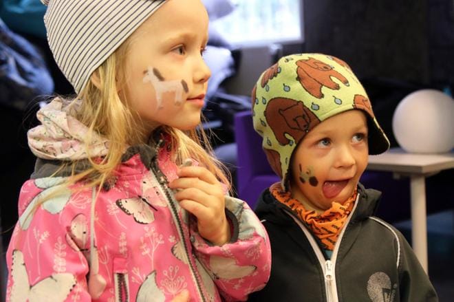 Hilla Riiho, 4, halusi kasvomaalaukseensa valkoisen hevosen ja Urho Riiho, 3, sinisen traktorin. KUVAT: MATLEENA UUSITALO