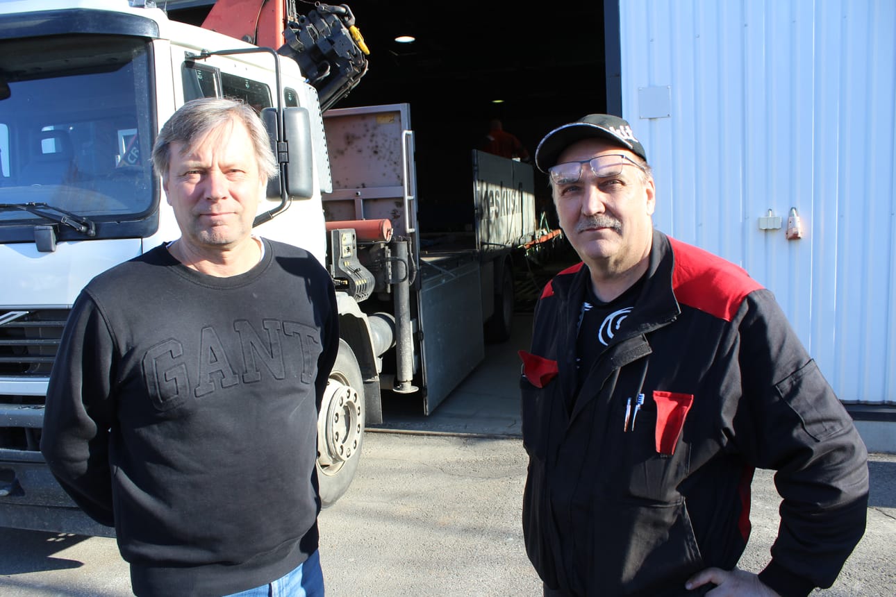 Yrittäjät Juha Pollari (vasemmalla) ja Veikko Koivisto ovat solmineet Tuurin Peltikeskus Oy:tä koskevan liiketoimintakaupan.