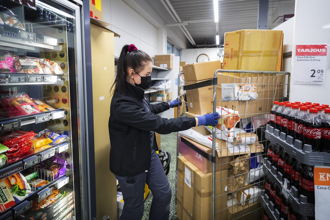 Pauliina Vieruaho kärrää paketteja Suvilahden K-marketin postipisteeseen.