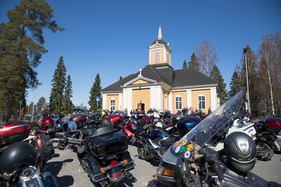 Gospel Riders siunaa ajokauden motoristikirkossa helatorstaina
