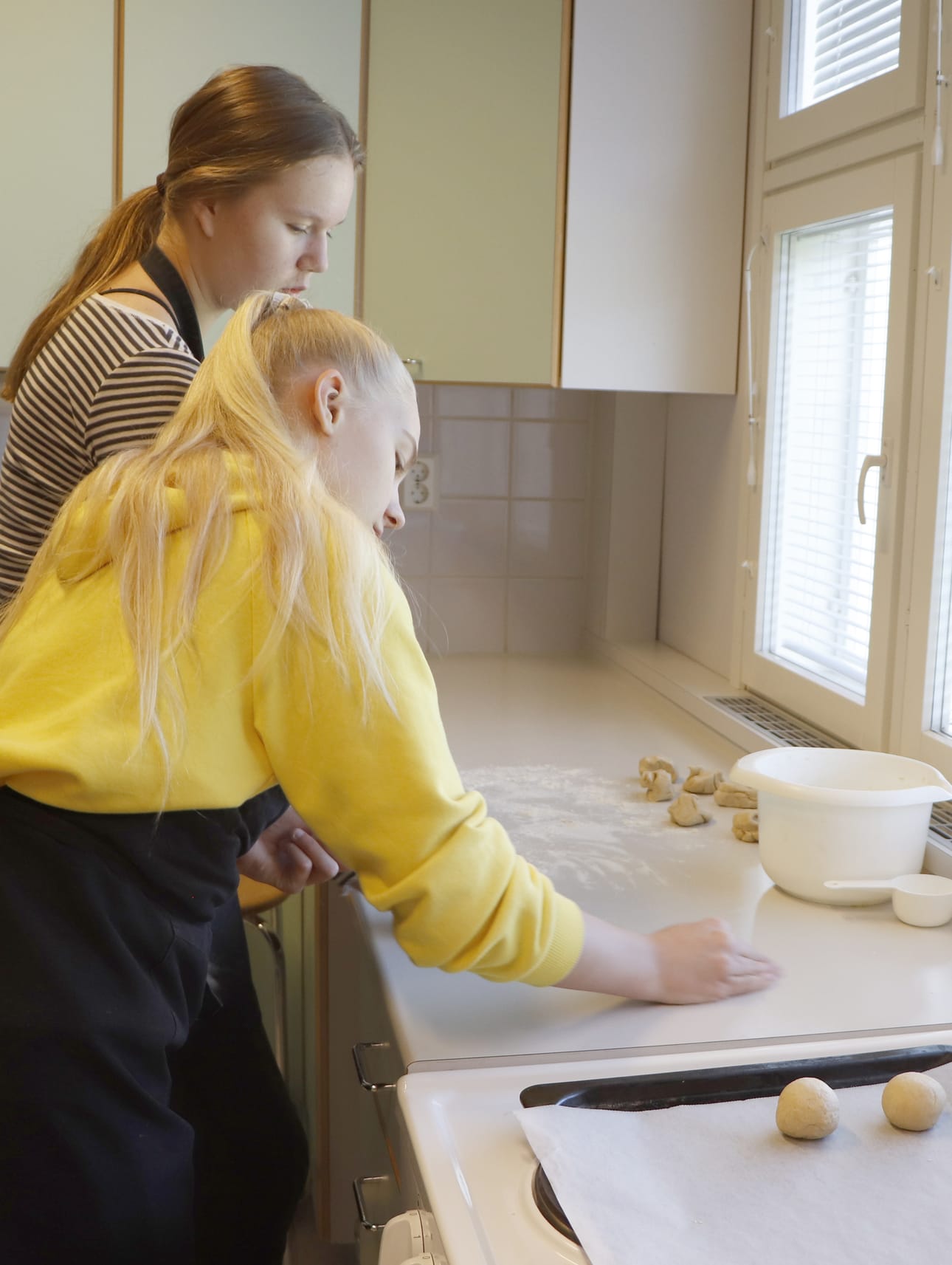 Josefiina Marttila ja Seelia Katajala olivat tällä kertaa kahvilayrittäjiä. Etukäteen valmistettiin muun muassa pikkupitsapohjat.