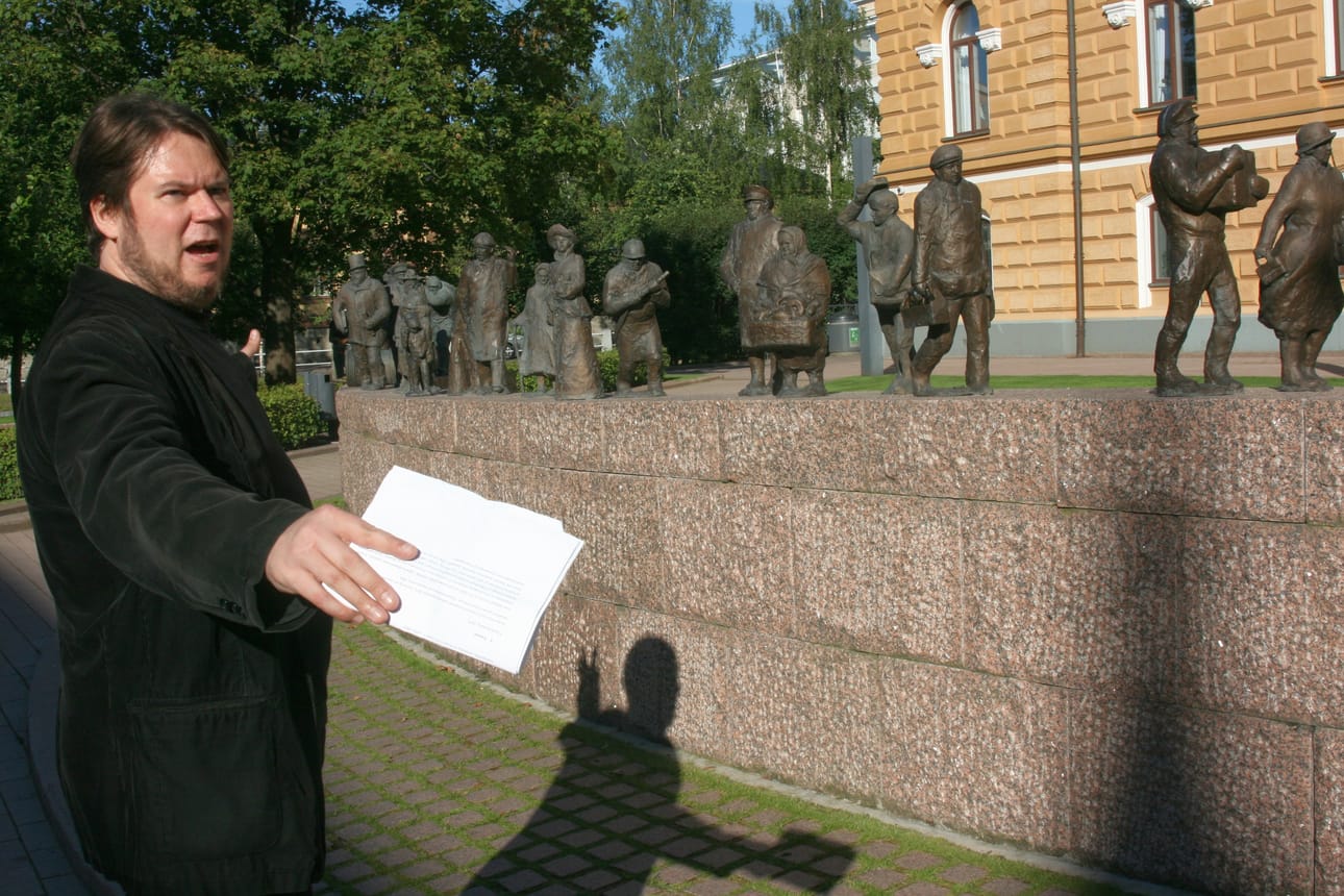 Jyrki Korpua esittelee Sanna Koiviston Ajan Kulku -veistosta. Kirjan ystävät ry:n järjestämä patsaskierros Muusajuhlilla veti monipuolisesti ihmisiä mukaansa, ja se on yksi oivallinen esimerkki tyylikkäästä, varsin yksinkertaisesta ja toimivasta koko kansan ohjelmasta.