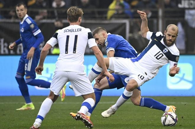 Teemu Pukki tuhlaili paikkoja Bosnia ja Hertsegovinaa vastaan, mutta hänen arvonsa joukkueelle näkyi silti. Kuva: Lehtikuva / Emmi Korhonen