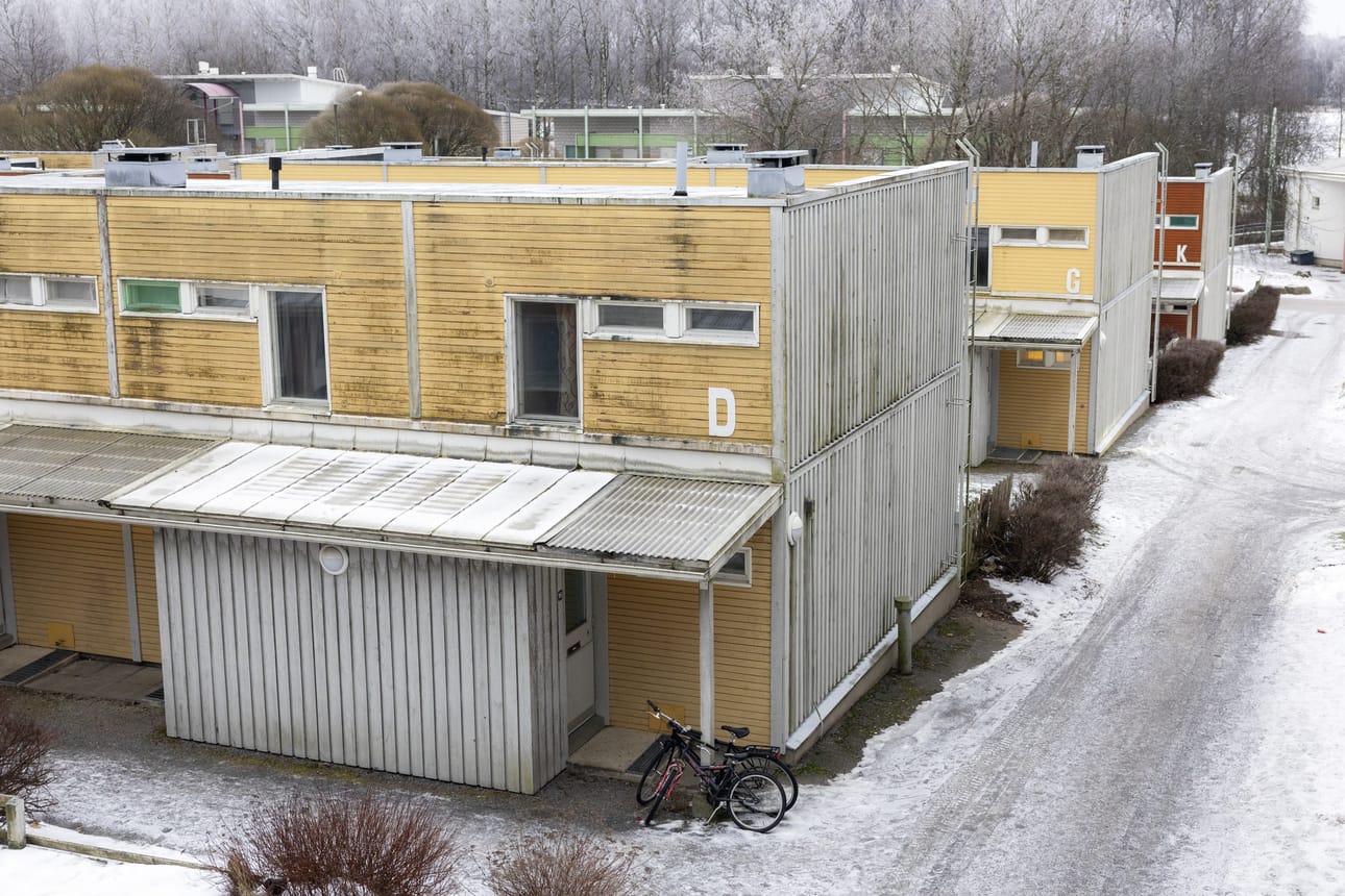 Vaasan opiskelija-asuntosäätiö haluaisi purkaa kuvan rivitalot ja rakentaa paikalle uudisrakennuksen. Hankkeesta on väännetty jo 14 vuotta. Arkistokuva.