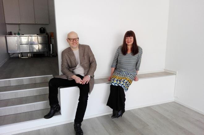 Pasi Kirkkopelto ja Anna Rihto avasivat Makers' Galleryn 2020. Tässä galleristit kuvattuna avaustunnelmissa. Arkistokuva.