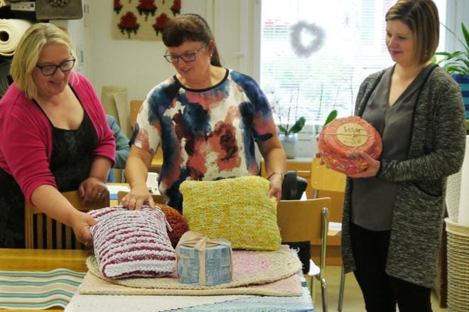 Mervi Niemi-Huhdanpää (vas.) Aisaparista, Kirsti Karppinen Lankavasta ja Mirva Hautala Lakeuden Etapista ihailivat räsykuteista tehtyjä tuotteita, kun Lankavan ja Etapin keräysyhteistyö julkistettiin elokuussa. KUVA: HENNA TOPPARI/LANKAVA OY