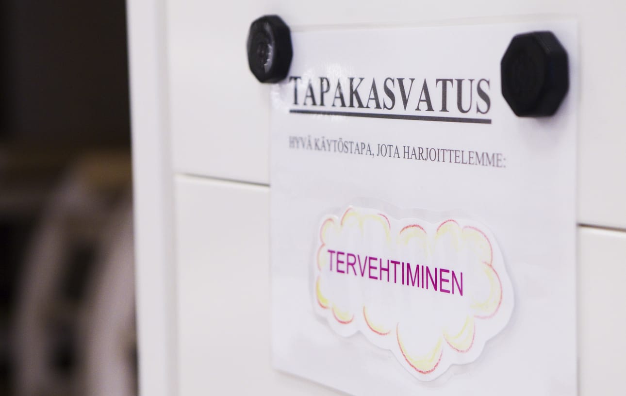 Ensi vuoden tavoitteeksi voisi ottaa ihmisiksi olemisen. Tapakasvatus kuuluu esimerkiksi päiväkotien arkeen.