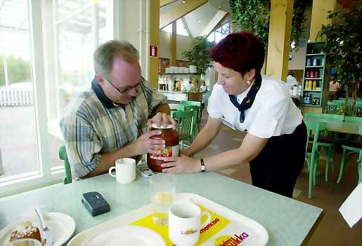 Tien varressa. Koillisportti työllistää Pudasjärvellä 20 henkeä. Maantieravintolaan pysähdytään ensiksi vessan takia.